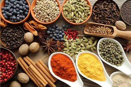 Опитайте кафе с различни подправки за уникален вкус и аромат на напитката си сутрин.